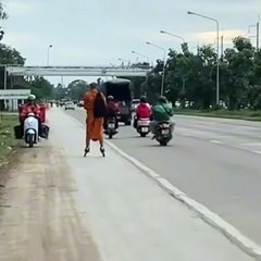 พระสงฆ์ใส่โรลเลอร์สเก็ตเดินทาง คนมองหลายมุมต่างกับเหตุผลที่ใช้
