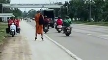 พระสงฆ์ใส่โรลเลอร์สเก็ตเดินทาง คนมองหลายมุมต่างกับเหตุผลที่ใช้