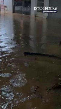 Chuva alaga ruas e deixa carros submersos em Matipó (MG)