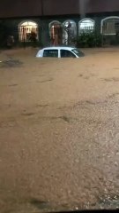 Chuva deixa carro submerso e passageiros presos em ônibus em Juiz de Fora (MG)