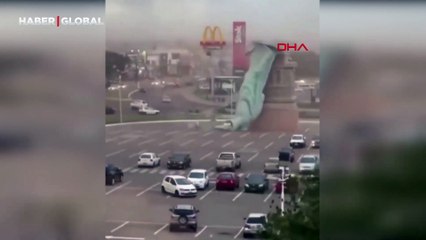 Brezilya'da Özgürlük Heykeli’nin replikası rüzgardan devrildi