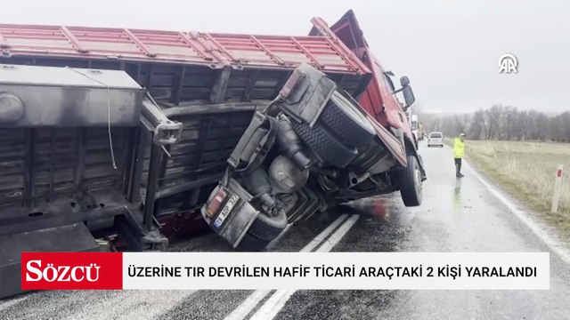 Üzerine tır devrilen hafif ticari araçtaki 2 kişi yaralandı