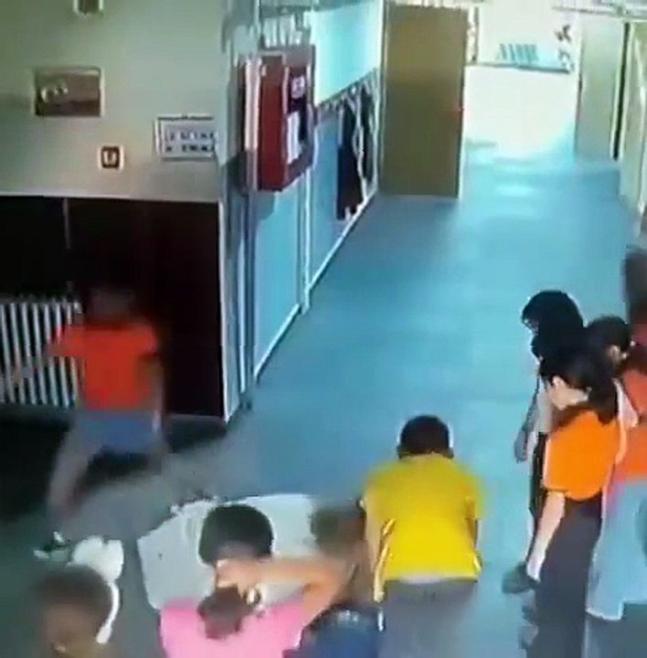 🚨 En Turquie : Une enseignante dans une école primaire sauve un élève après qu’un morceau de biscuit s’est coincé dans ses voies respiratoires, en pratiquant la manœuvre de Heimlich.