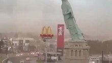 EN VIDÉO : Une réplique de la Statue de la Liberté renversée par de violentes rafales de vent à Guaíba, dans la région de Porto Alegre, au Brésil.