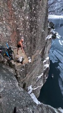Un nouveau record du monde pour le « death dive » a été établi : un saut depuis une hauteur de 40,5 mètres dans des eaux glacées, réalisé par Ken Stornes, qui a sauté directement depuis le sommet d’une montagne à Stryn, en Norvège.
