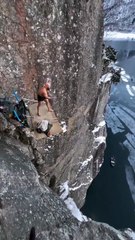 Un nouveau record du monde pour le « death dive » a été établi : un saut depuis une hauteur de 40,5 mètres dans des eaux glacées, réalisé par Ken Stornes, qui a sauté directement depuis le sommet d’une montagne à Stryn, en Norvège.