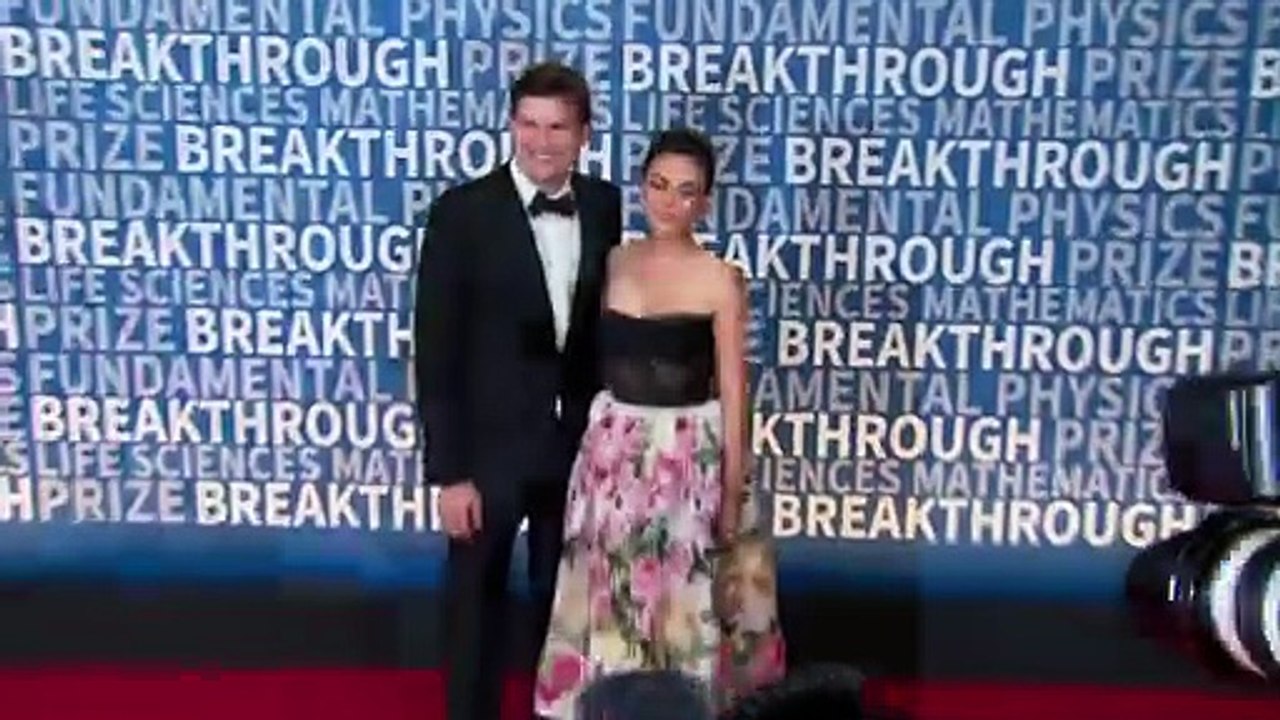 Mila Kunis Called Out Reese Witherspoon & Ashton Kutcher Over Their ‘Awkward’ Red Carpet Photos