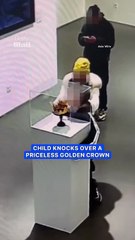 Chine: Un enfant touche une vitrine d’exposition dans un musée de Pékin et fait tomber une couronne en or d’une valeur de 275.000 euros - VIDEO