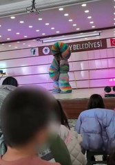 Böyle olur CHP’li belediyenin çocuk etkinliği! LGBT kıyafetli dansçıdan şok eden hayasızlık!