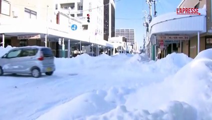 Giappone, forte nevicata su Hokkaido: strade ricoperte da una spessa coltre bianca