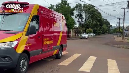 Jovem fica ferida em batida entre carro e moto no Cascavel Velho