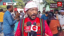 ସମ୍ବଲପୁରରେ ଚାଷୀଙ୍କ ଅଭିନଵ ପ୍ରତିବାଦ, ଜିଲ୍ଲାପାଳଙ୍କ କାର୍ଯ୍ୟାଳୟ ସମ୍ମୁଖରେ ଖୁଚୁରାରେ ବିକିଲେ ଧାନ