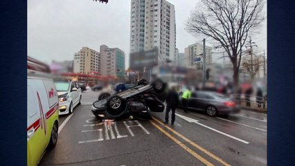 인천 부평에서 1살 아기 탄 SUV 전복...4명 부상 / YTN