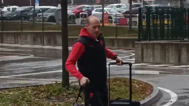 Piove, piove! : il siparietto di Allegri prima della partenza verso Riad