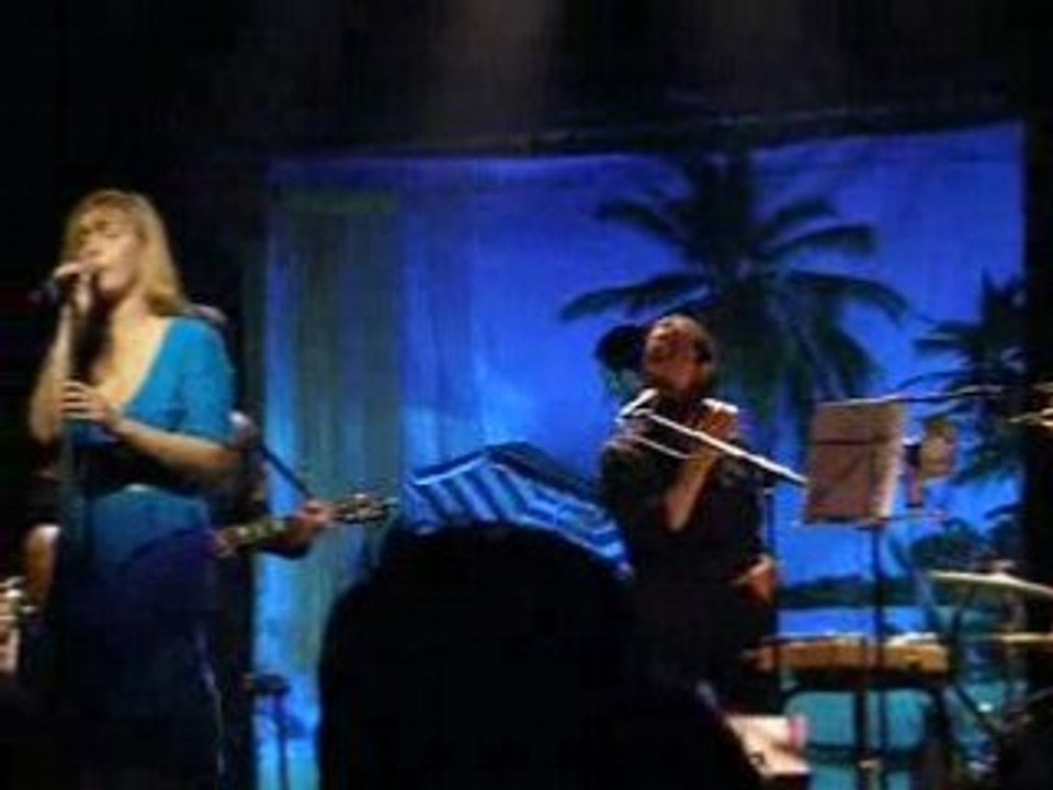 Barbara Carlotti Paris plage