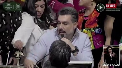 Spintoni, insulti e pugni: rissa in diretta al Parlamento in Messico