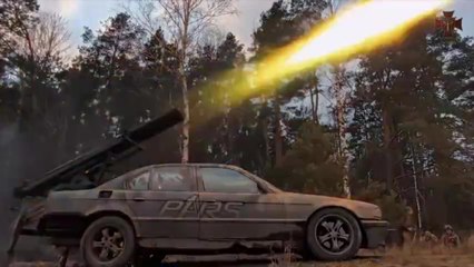 Il video della Bmw trasformata dai soldati ucraini in un lanciarazzi