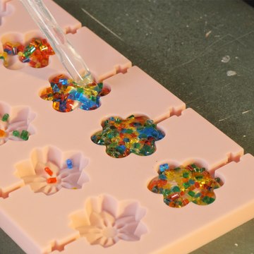 Simple but beautiful epoxy panels with recycled perfume bottles crafted in no time 🌻