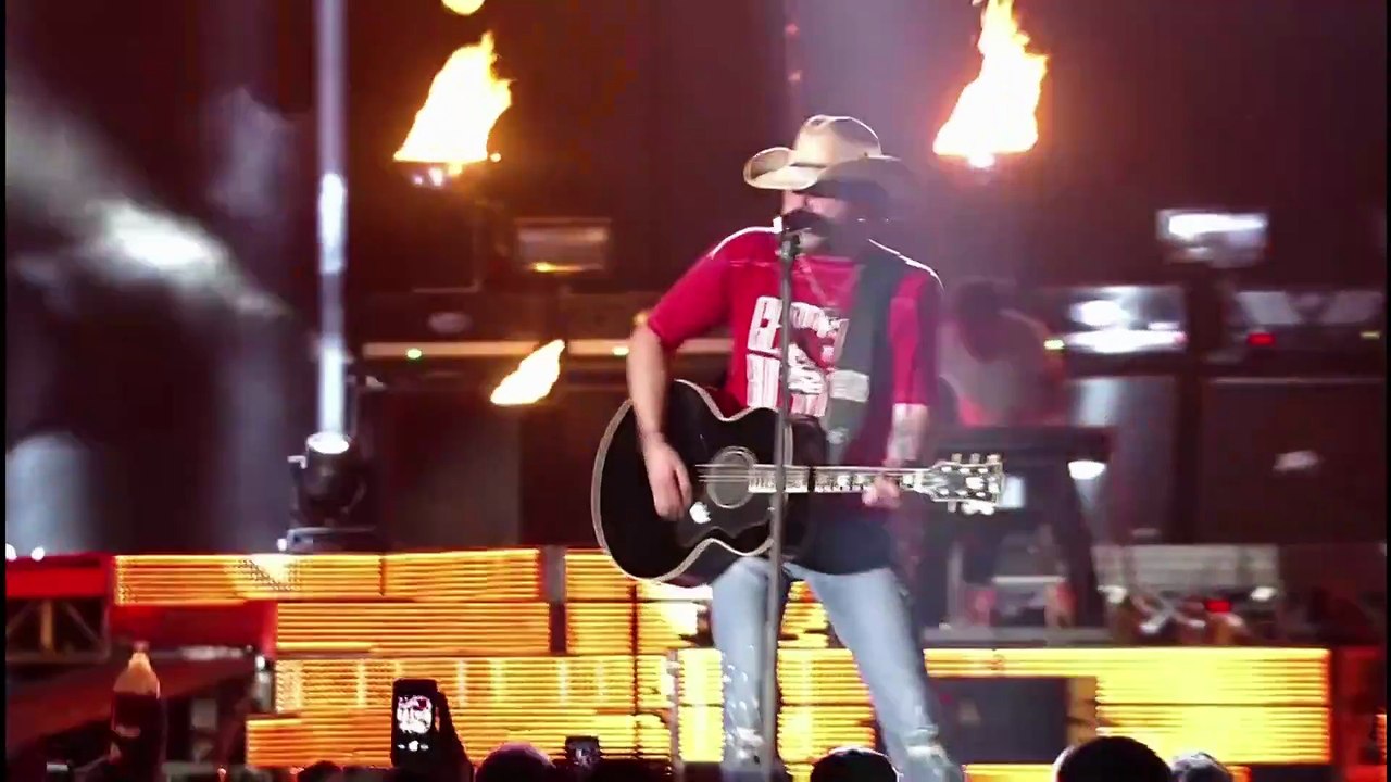 Crazy Town - Jason Aldean (live)