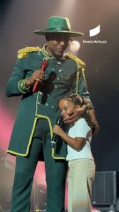 le duo improvisé de Misié Sadik et d'une jeune fan