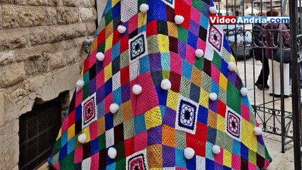 Ad Andria l'albero di Natale e la Sacra Famiglia all'uncinetto in Piazza Catuma