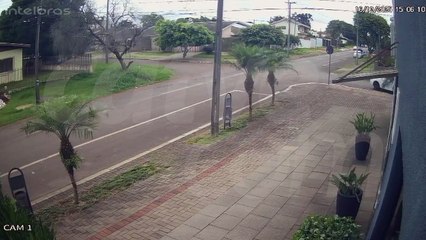 Câmera registra acidente entre moto e carro no bairro Maria Luiza, em Cascavel