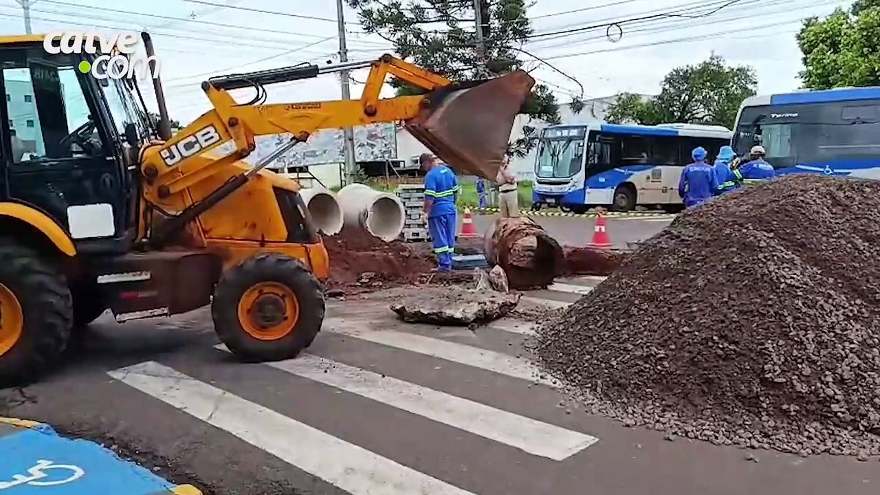 Reparos em tubulação interditam trecho no Centro de Toledo nesta terça-feira (16)