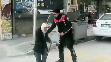 Polis memurundan örnek davranış! Yoğun trafikte fark etti, yolu durdurdu