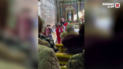 Un cura recita ‘Ama, ama, ama y ensancha el alma’ como homenaje a Robe Iniesta