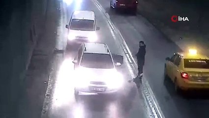 Tünelde bir anda duran otomobile motosiklet çarptı: Kaza anı kamerada
