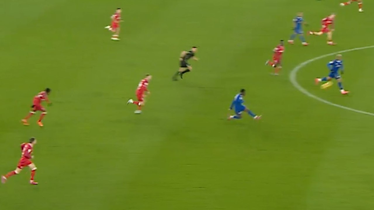 Gol da antologia dalla propria metà campo: Fatawu incanta la Championship