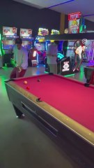 El nuevo vídeo viral de Hustle Hard con Lamine en una sala de billar: puro show