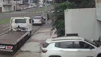 Por outro ângulo: Câmera flagra batida entre Yaris e Astra no bairro Coqueiral