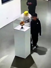 Accidente en un Museo de Pekín: Un niño daña una corona de boda de oro valuada en cientos de miles de dólares