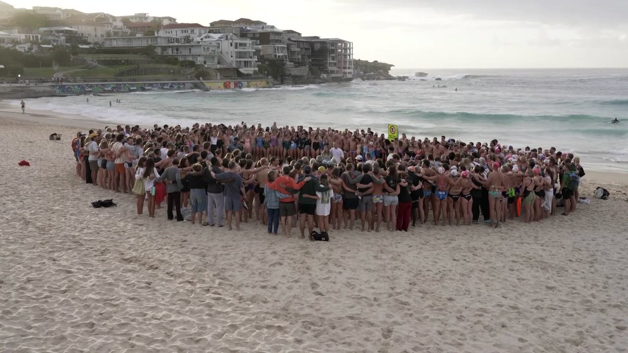 A Nation in Tears: Bondi Beach Comes Together to Mourn the Lost