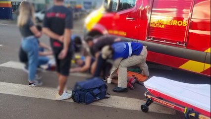 Pedestre é atropelado por Ford Ka na Avenida Tito Muffato, em Cascavel
