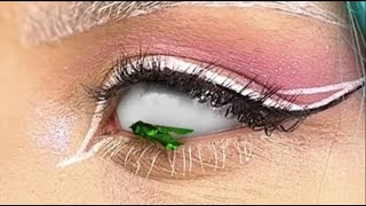 This illusion disappears in a single blink 👁️✨ #MindBlown