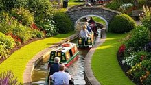 Cruising the miniature canal #canal #british #canalboat #narrowboat #boating