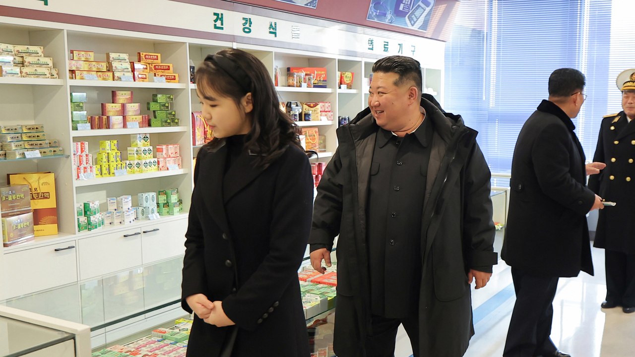 김정은보다 앞서 걷는 딸 주애...북한서 보기 힘든 장면 '깜짝' [Y녹취록] / YTN