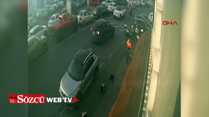 Maltepe'de sürücüsünün fren yerine gaza bastığı otomobil, başka araca çarptı; kaza kamerada