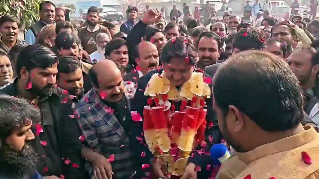 سپیکر پنجاب اسمبلی ملک محمد احمد خاں نے ببر کھائی، الہ آباد میں نجی فرٹیلائزر کمپنی کی نئی فرنچائز کا افتتاح کیا1