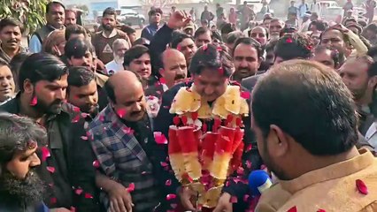 سپیکر پنجاب اسمبلی ملک محمد احمد خاں نے ببر کھائی، الہ آباد میں نجی فرٹیلائزر کمپنی کی نئی فرنچائز کا افتتاح کیا1