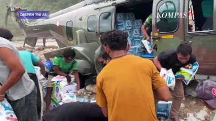 Helikopter TNI AU Tembus Medan Ekstrem! Mendarat di Aliran Sungai Salurkan Bantuan di Aceh