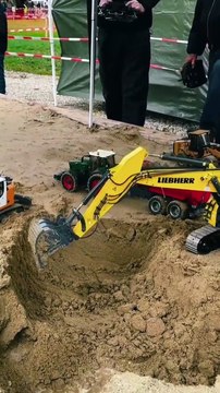 Mini Excavator in Action: Realistic RC Construction Work in Sand