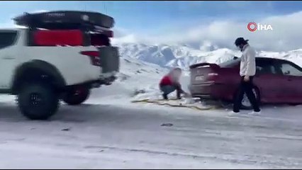 Karda mahsur kalan sürücünün yardımına yetişti