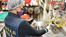 高雄某早餐店鍋燒泡麵驚見鍋具掛勾 衛生局稽查開罰