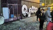 Migrantes salen del instituto desalojado en Badalona antes de la intervención de los Mossos