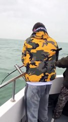 Il croit pêcher un beau poisson.. ce qu'il remonte est incroyable