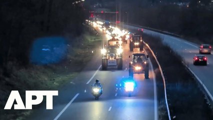 ‘We Have No Say!’ Tractors Block Highway Near Paris as Farmers Protest EU-Mercosur Trade Deal | APT