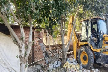 मुर्गियों के बीच ‘मौत का कारोबार: नांद का बास में 100 करोड़ की MD फैक्ट्री पर चला बुलडोजर